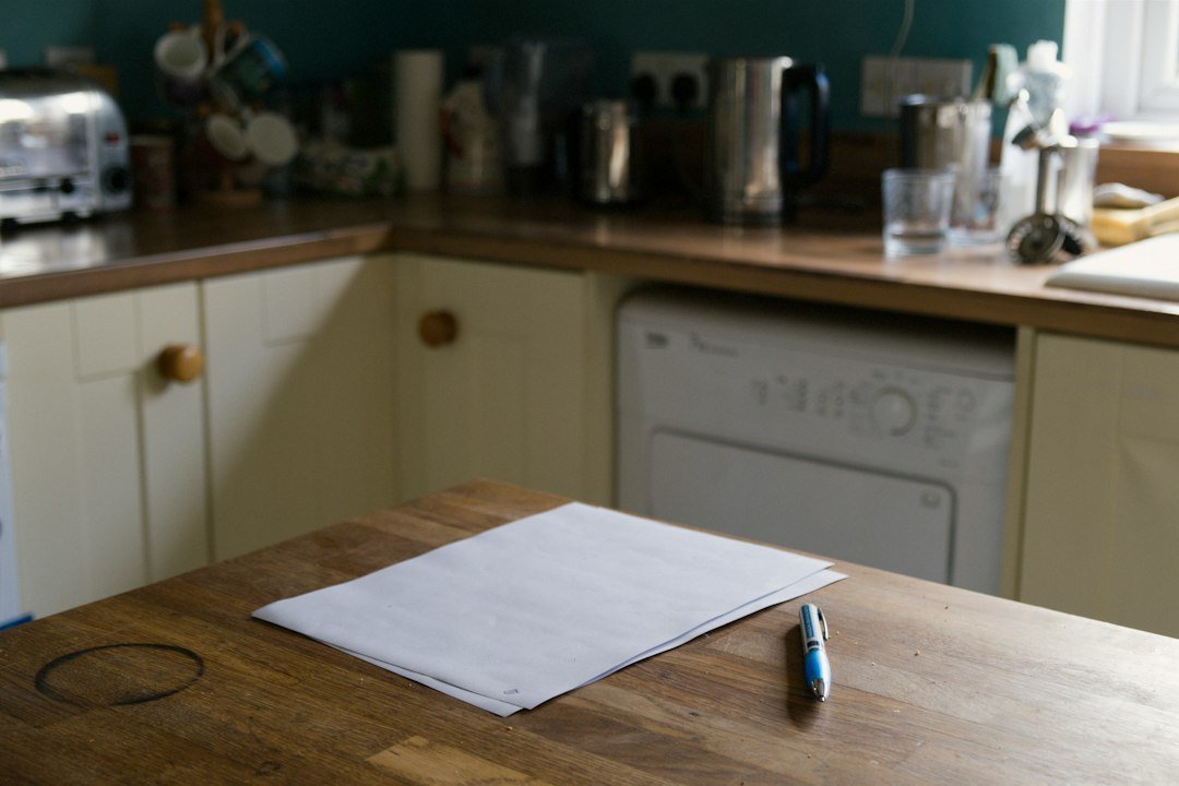 Cuaderno y bolígrafo sobre una mesa para planificar los horarios familiares