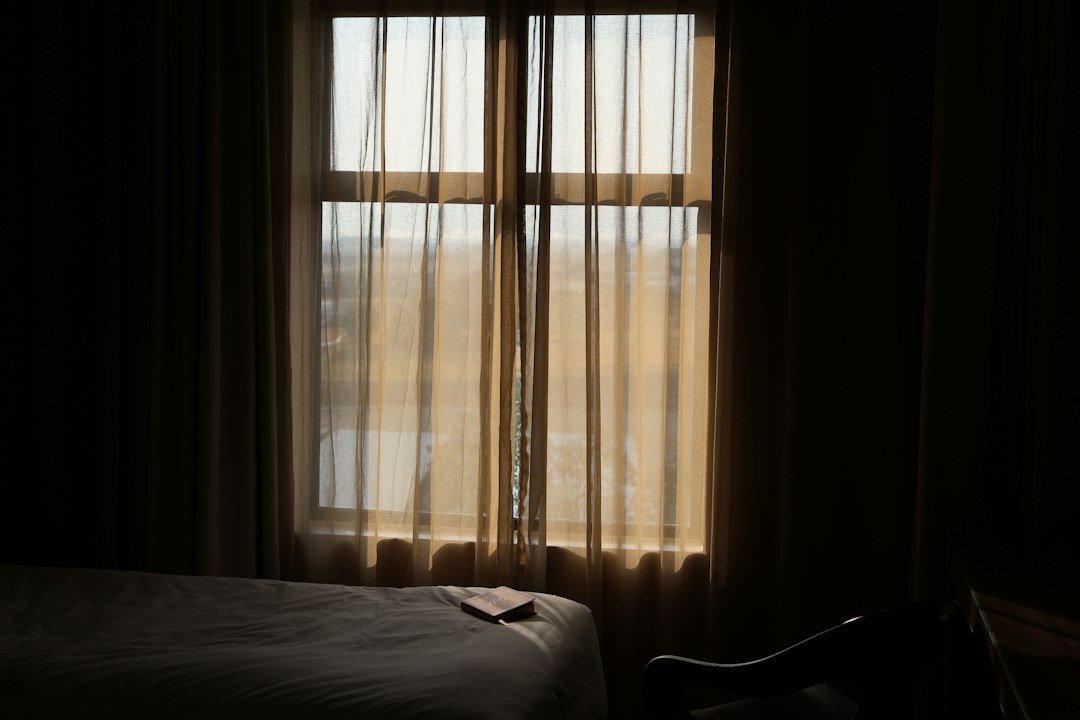 Ventana con cortinas en una habitación durante el día