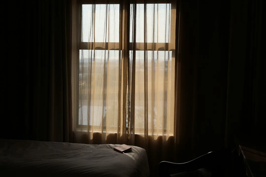 Ventana con cortinas en una habitación durante el día